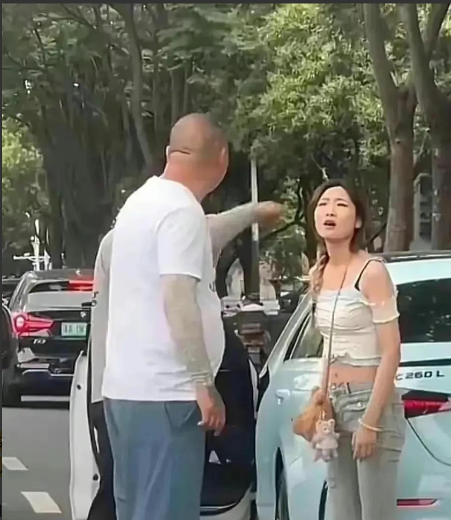 追尾后南京光头男当街暴打女生(长途汽车暴力打人事件)图1