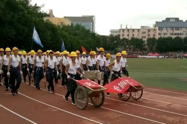 学校运动会举牌女生高颜值图4