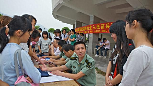 在校大专生入伍能学到什么东西,大学生入伍比大专生有什么优势图1