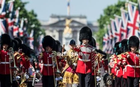 英女王伊丽莎白二世骑马阅兵,英国女王伊丽莎白二世看现代军队