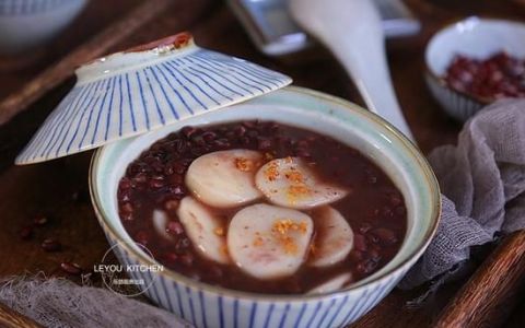 红豆年糕汤配什么吃比较好(糯米粉红豆年糕的做法大全图解)