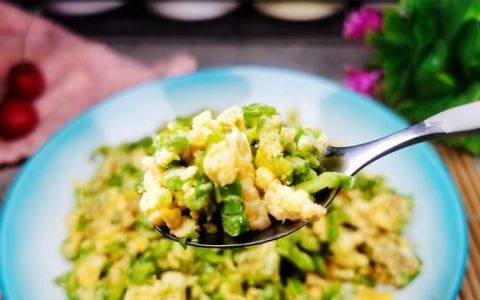 秋天长豆角怎么炒最好吃,豆角和此物一起炒鲜香美味很下饭