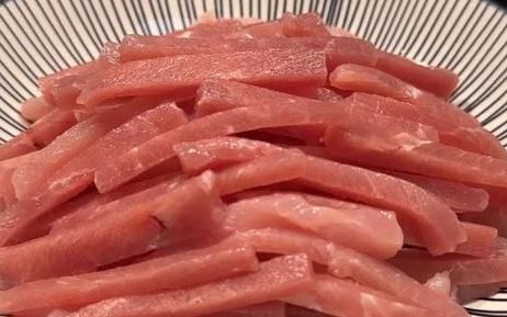 炒肉丝怎么腌制不加料酒(炒肉丝时切记不要放盐和料酒)