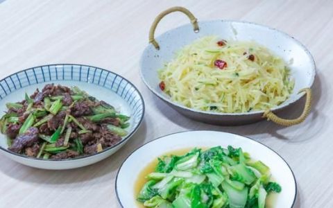 设计一份一日三餐营养均衡的食谱