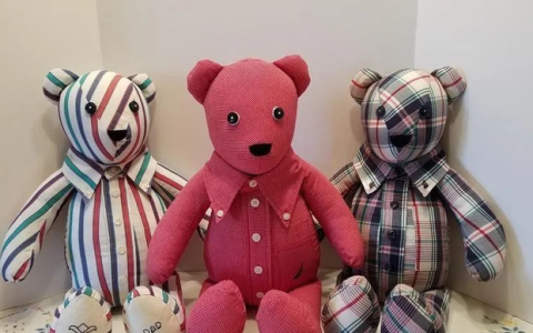 婴儿衣服改造成回忆泰迪熊